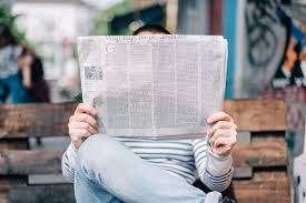 man leest krant